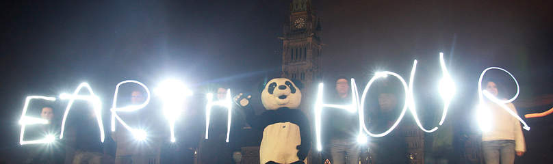WWF supporters and the Panda mascot celebrate Earth Hour 2010 by the darkened Parliament buildings ...
© Patrick Doyle / WWF-Canada Earth Hour Klima
© Patrick Doyle / WWF-Canada