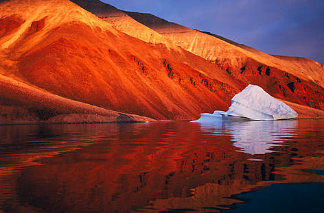 Melting iceberg on coast Qaanaaq, Greenland, Arctic
© Staffan Widstrand / WWF Arktis Grønland Is Klima rel=