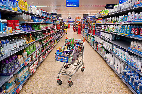 A shopping trolley containg many typical products at a supermnarket in the UK. Cakes, biscuits, ...
© WWF / Richard Stonehouse Palmeolie Skov Dagligvarer RSPO rel=